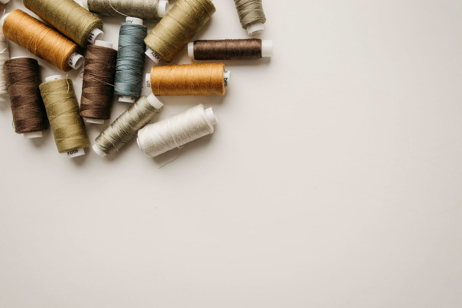 Die Kraft der Magnetfelder: Grundlagen und Wirkung der Magnettherapie 3 Kostenloses Stock Foto zu accessoire, arbeit, aufhänger