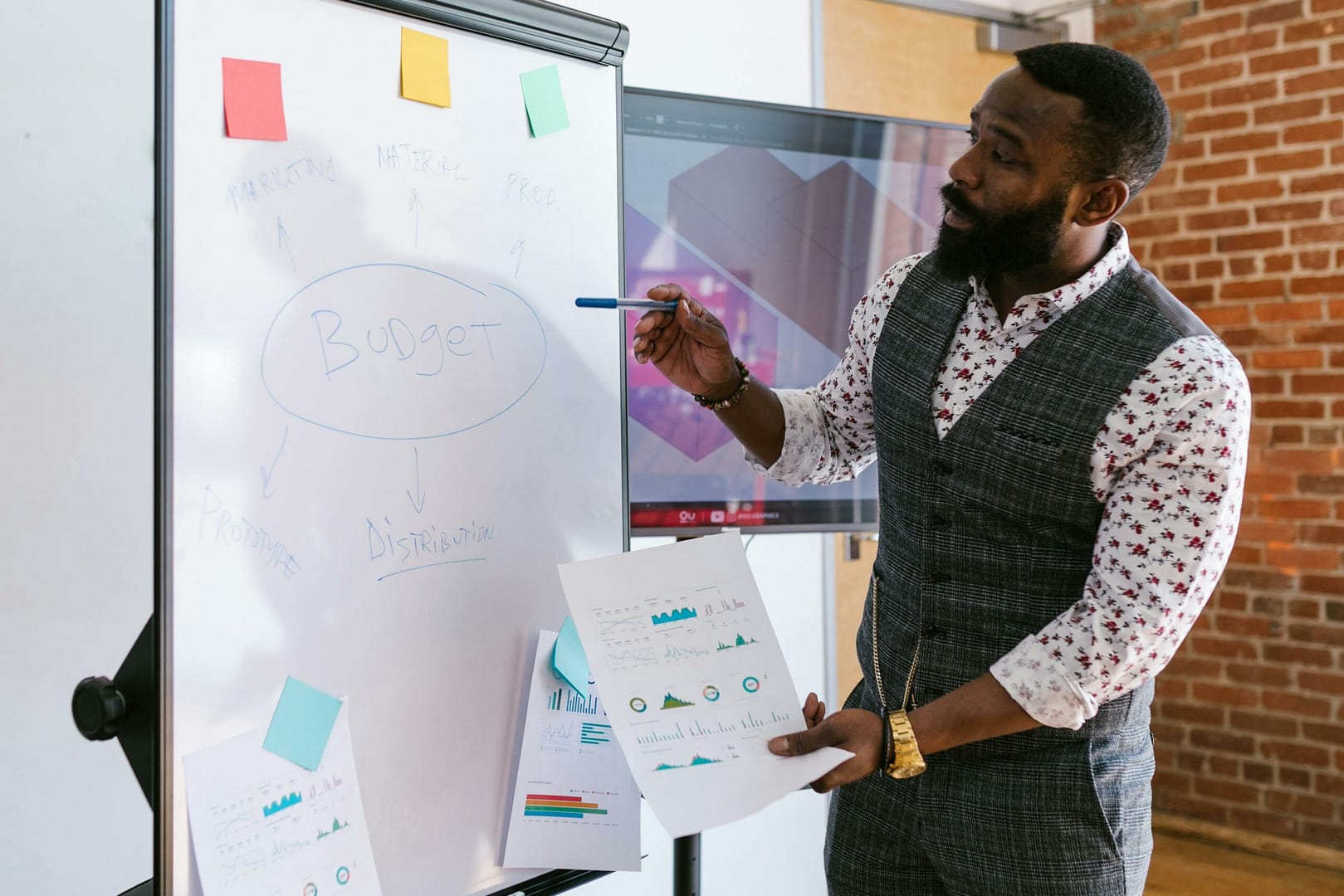 Die Kraft des Visionsboards: Visualisierung von Zielen und Träumen 8 Kostenloses Stock Foto zu bärtiger mann, budget, business