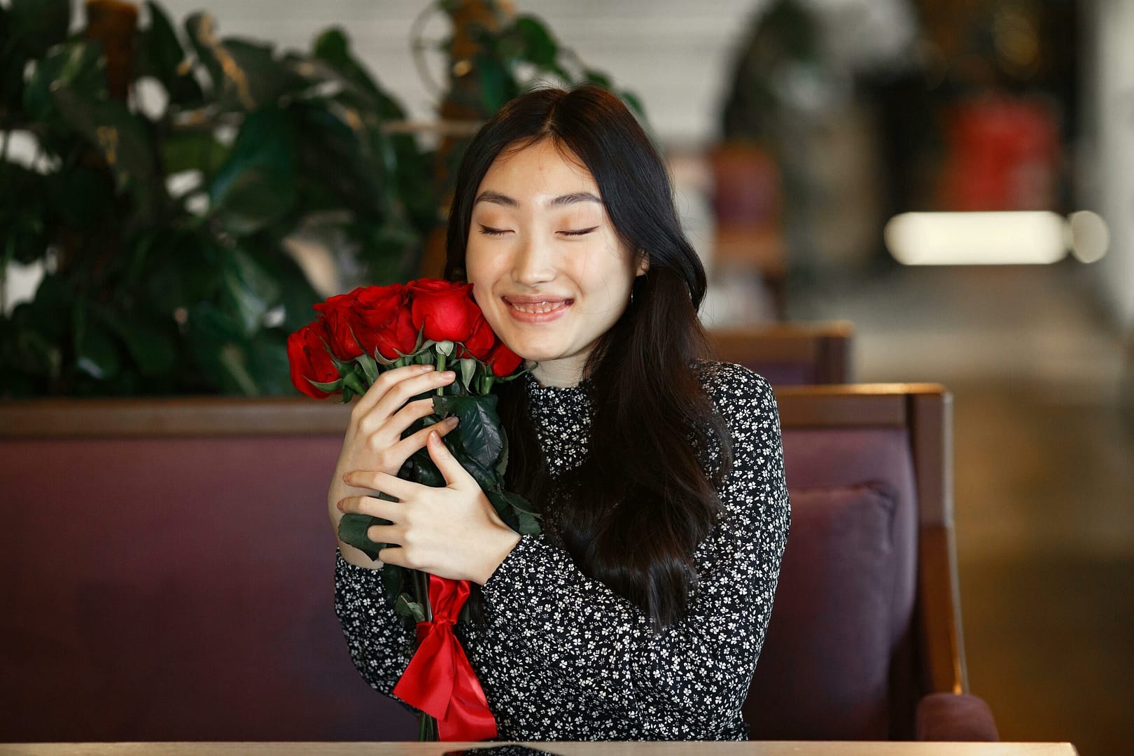 Die Macht der Dankbarkeit: Wie sie Ihr Leben positiv verändern kann 6 Kostenloses Stock Foto zu anerkennung, asiatin, augen geschlossen