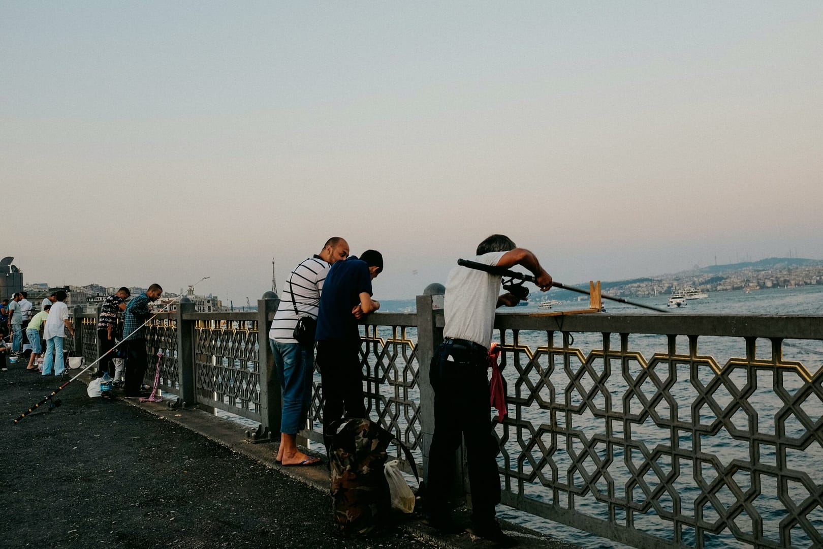 Die Wichtigkeit von Wasser für den menschlichen Körper: Hydration, Stoffwechsel und Leistungsfähigkeit 4 Lokale Fischer Auf Der Galatabrücke In Der Abenddämmerung