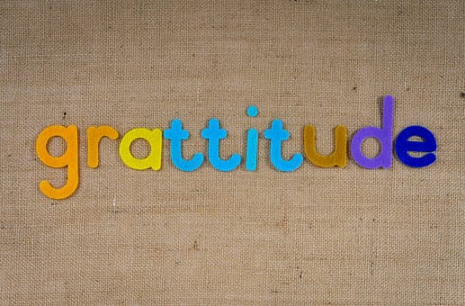 Dankbarkeit als Schlüssel zum positiven Mindset: Ein Leitfaden für mehr Achtsamkeit und Wohlbefinden 6 Kostenloses Stock Foto zu briefe, dankbarkeit, gewebter stoff