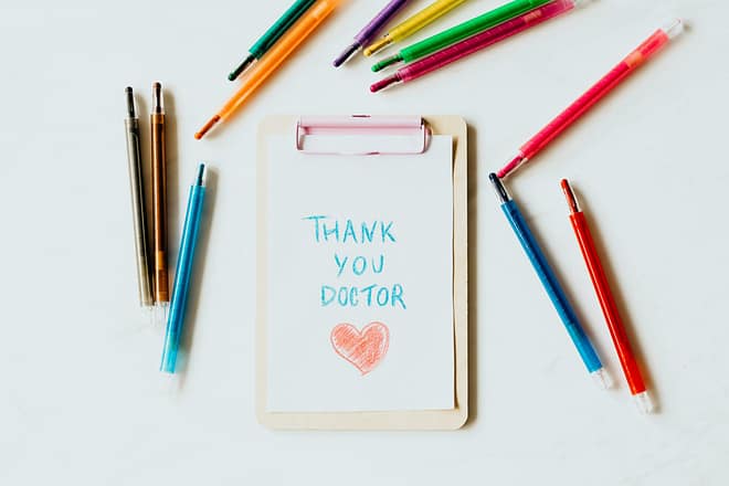 Die Macht der Dankbarkeit: Wie sie unser Leben bereichert und unsere Gesundheit stärkt 4 Kostenloses Stock Foto zu abbildung, anerkennung, Ärzte